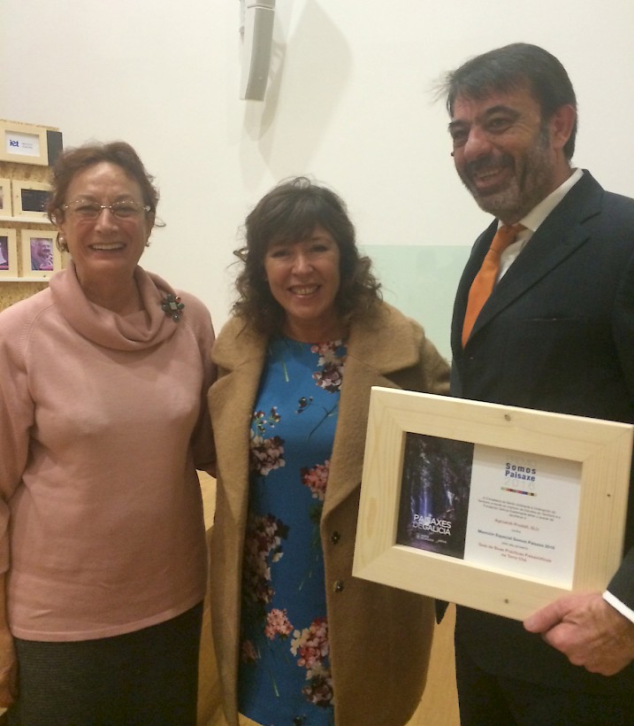 Isabel Aguirre, la conselleira de Medio Ambiente, Beatriz Mato y Severiano Ónega de la Fundación Blas de Outeiro de Castro de Rei en la entrega del premio