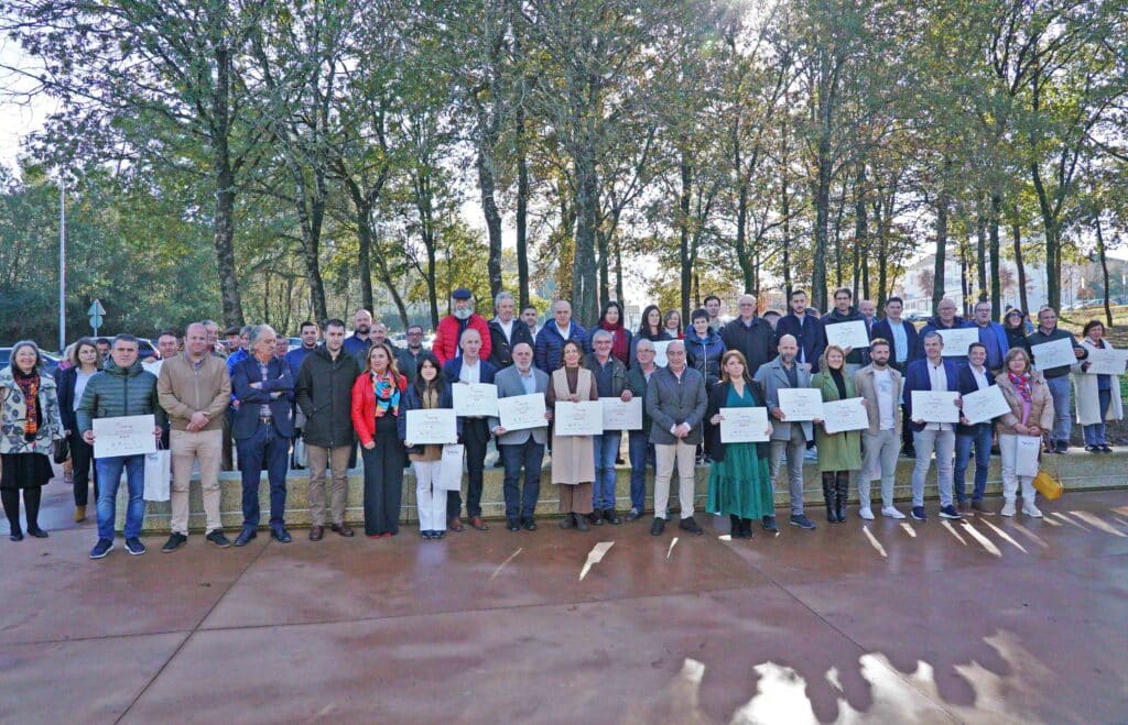 Foto de familia dos 38 concellos de Vilas en Flor 2023 co seu diploma.